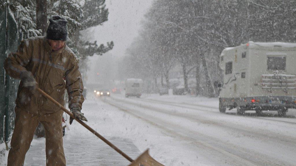 Schnee sorgt für Unfälle und Verkehrschaos: Schneefahrbahn in der Stadt Salzburg