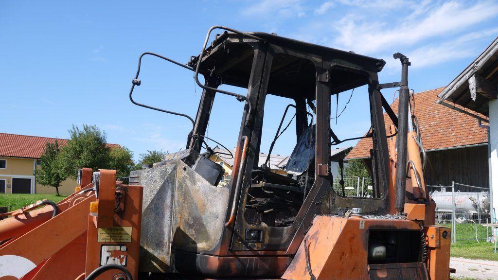 Arbeitsgefährt brennt in Henndorf ab