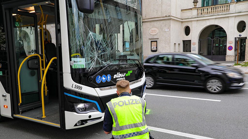Crash zwischen Albus und Motorrad in Schwarzstraße: Drei Verletzte