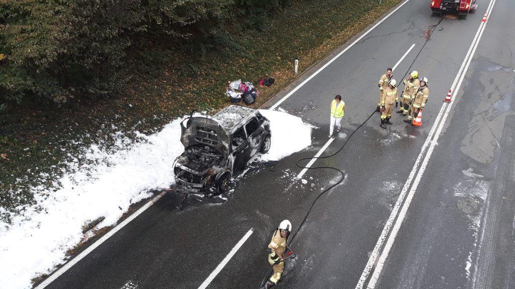Auto brennt in Alpenstraße