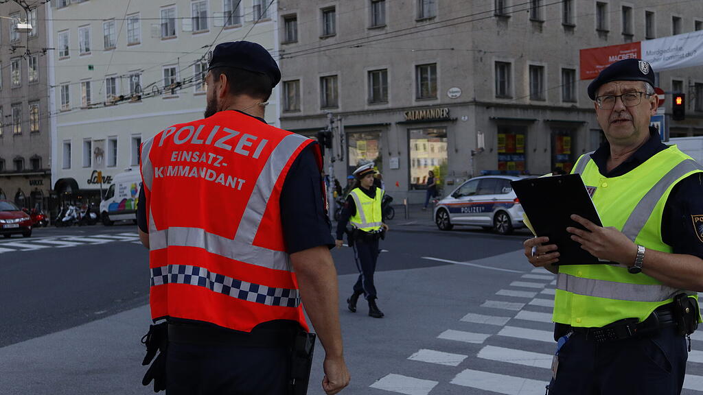 Klebe-Blockade auf Staatsbrücke