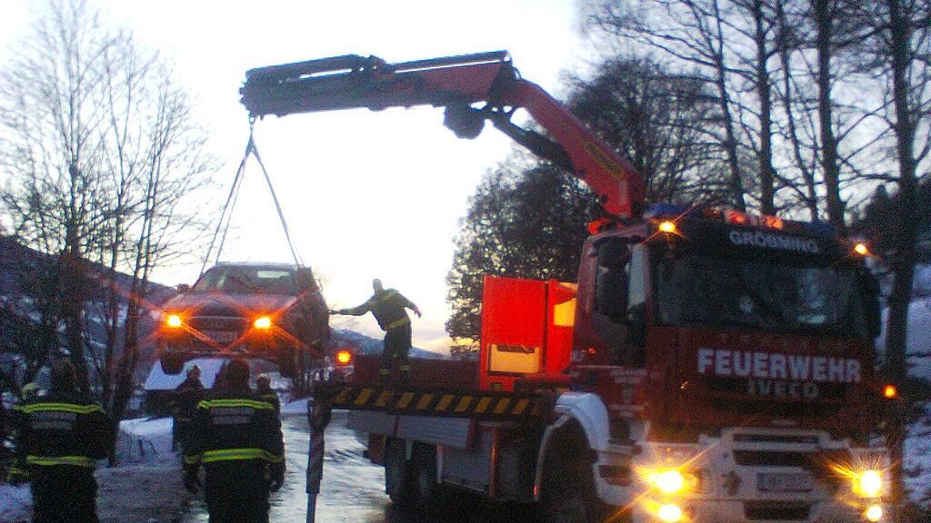 Die Einsatzkräfte beim Abtransport eines Unfallfahrzeugs.