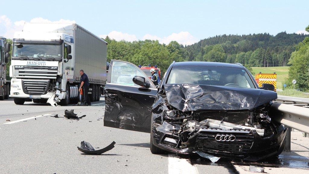 Horror-Crash mit drei Autos auf A8 endet glimpflich