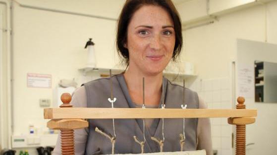 Buchbinderin Sabrina Schaller bei der Arbeit