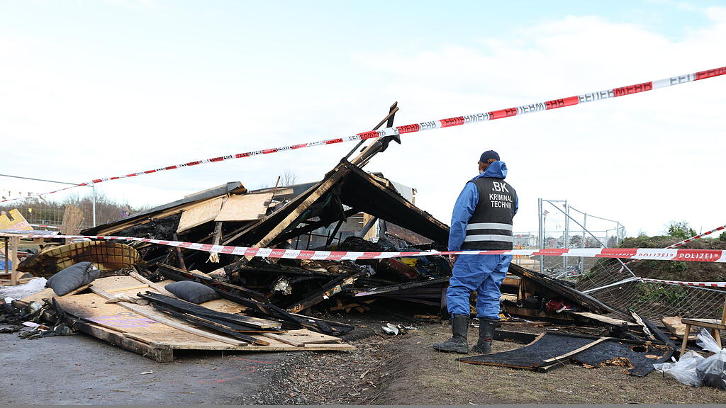 WIEN BRAND IM LOBAU-CAMP DER AKTIVISTEN VERFASSUNGSSCHUTZ ERMITTELT =(4).jpg