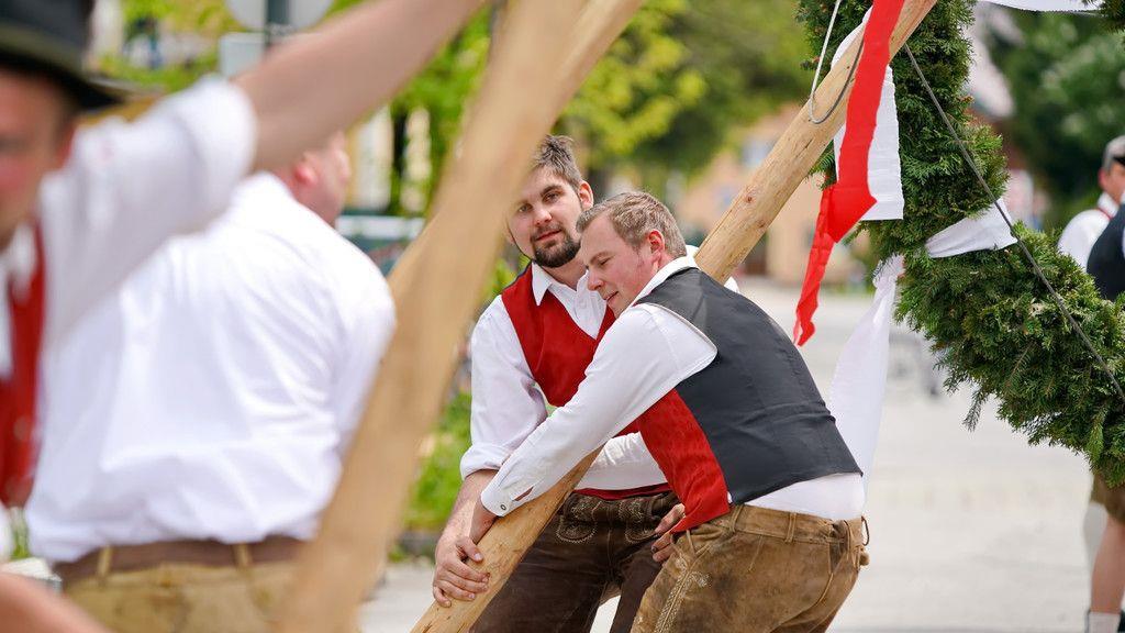 Maibaumaufstellen in Leopoldskron