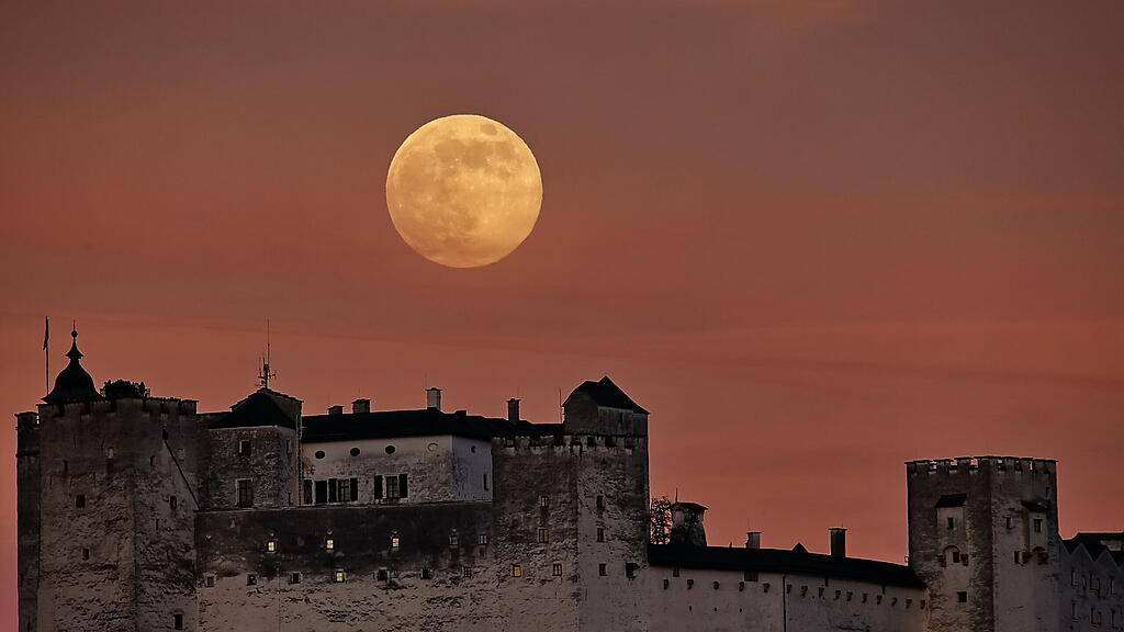Erster Vollmond 2023 über Salzburg