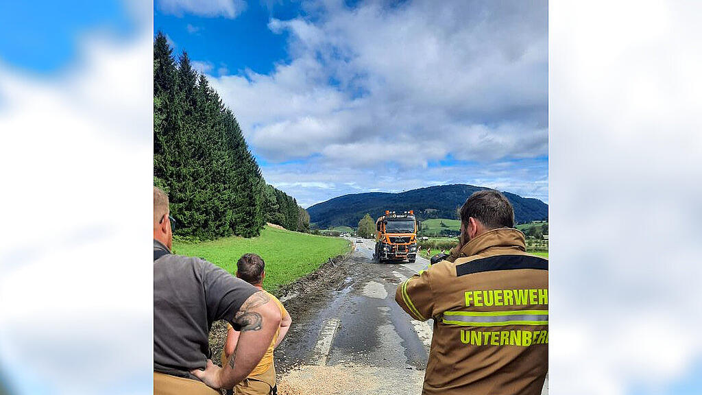 Tonnenschwerer Lkw kippt auf B96 in St. Margarethen im Lungau um