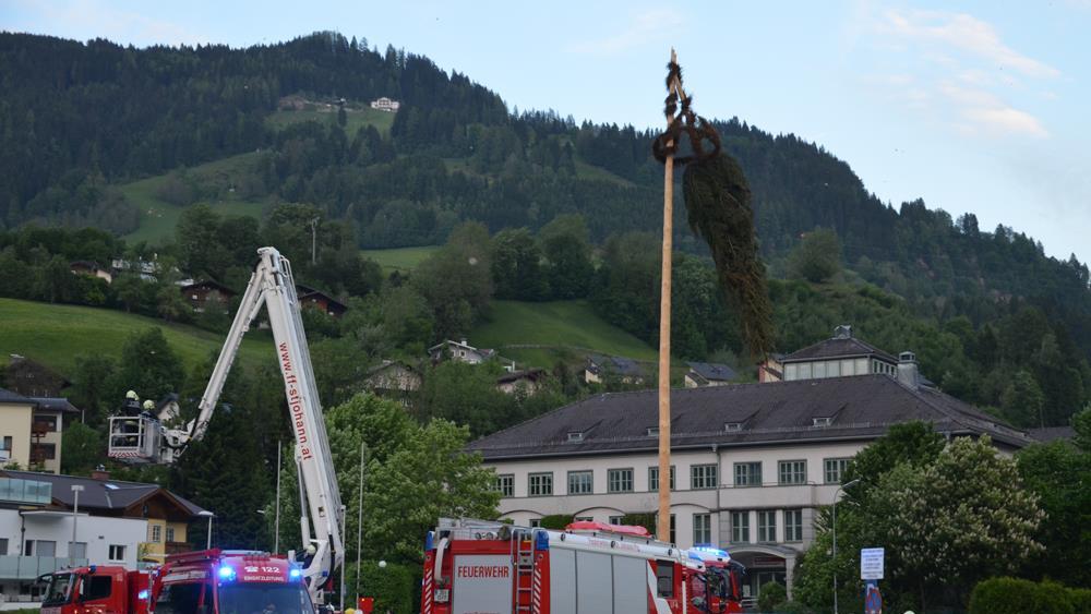 Sturm knickt Maibaum in St. Johann im Pongau