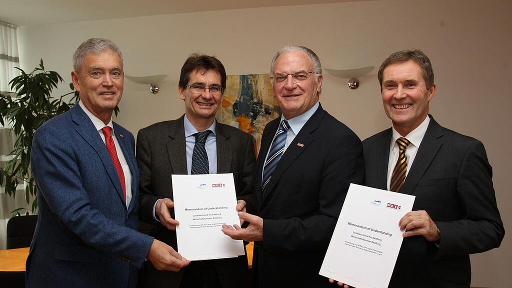 Arbeiten am Konzept der englischsprachigen Schule: WKS-Direktor Johann Bachleitner, Landesschulratspräsident Herbert Gimpl, WKS-Präsident Julius Schmalz und WKS-Direktor-Stv. Manfred Pammer.