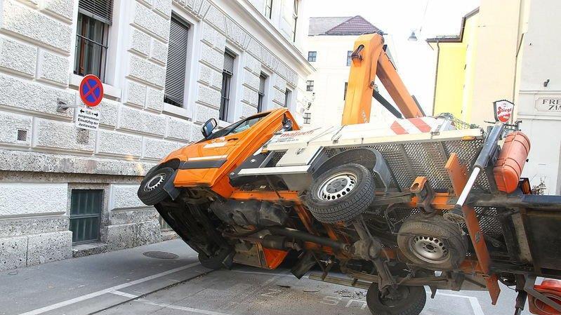 Hubsteiger kippt am Kajetanerplatz