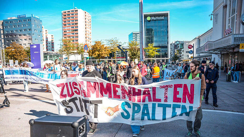 Demo "Zusammenhalten statt spalten" in der Stadt Salzburg