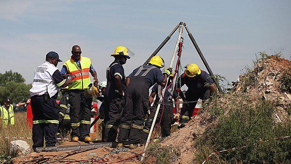 Rettungskräfte wollen zu Verschütteten gelangen