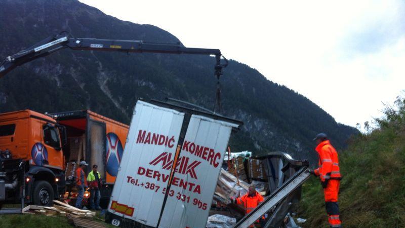 Lkw-Bergung auf A10