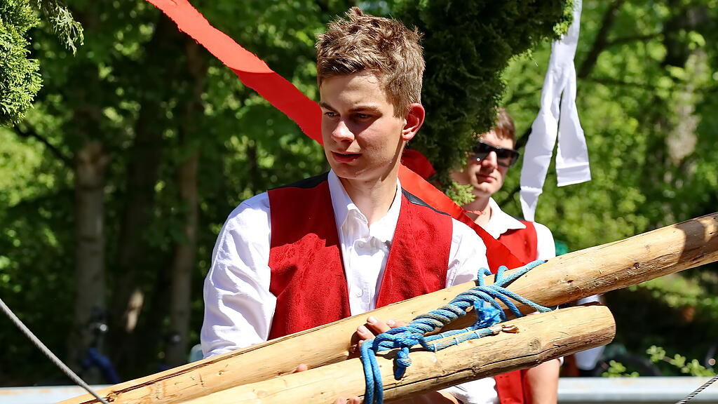 Maibaumaufstellen in Leopoldskron