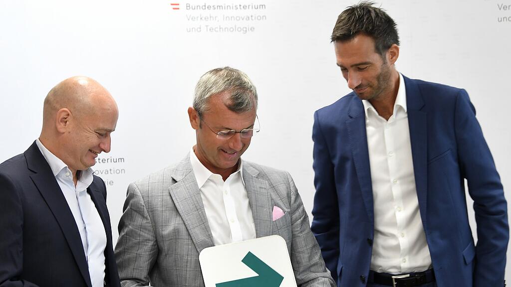 Die neue Tafel informiert Verkehrsteilnehmer.