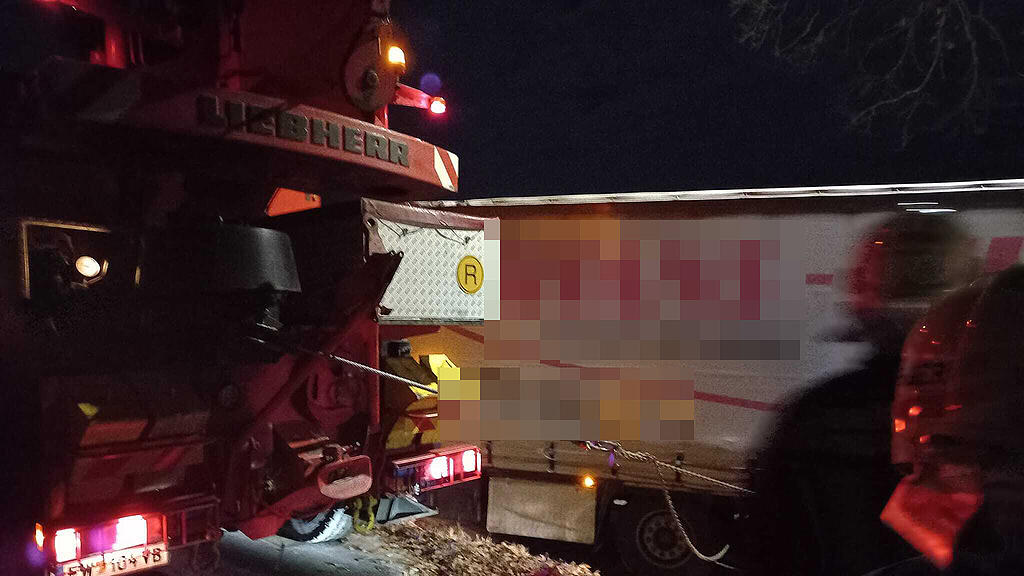 Lkw hängt in Attnang fest