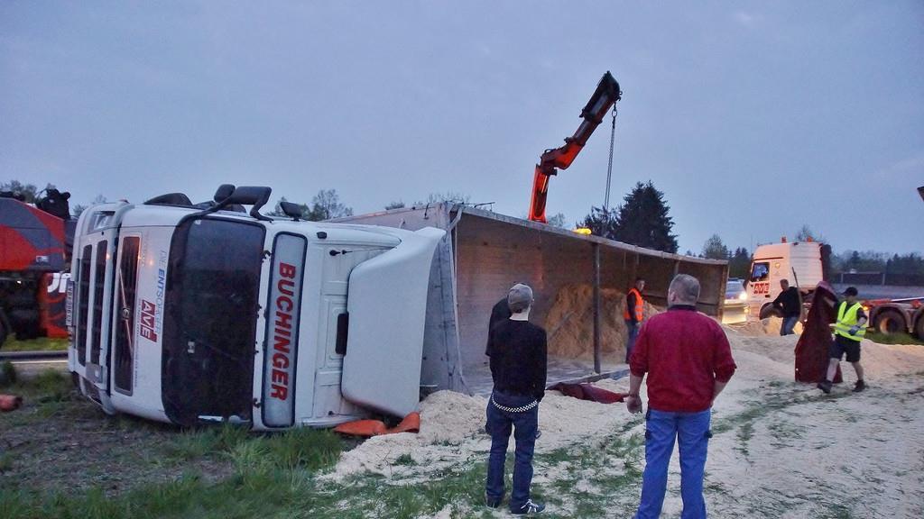 Lkw kippt auf A1 um