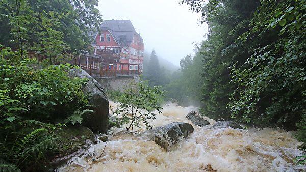 Gewaltige Wassermassen stürzen an der Steinernen Renne entlang