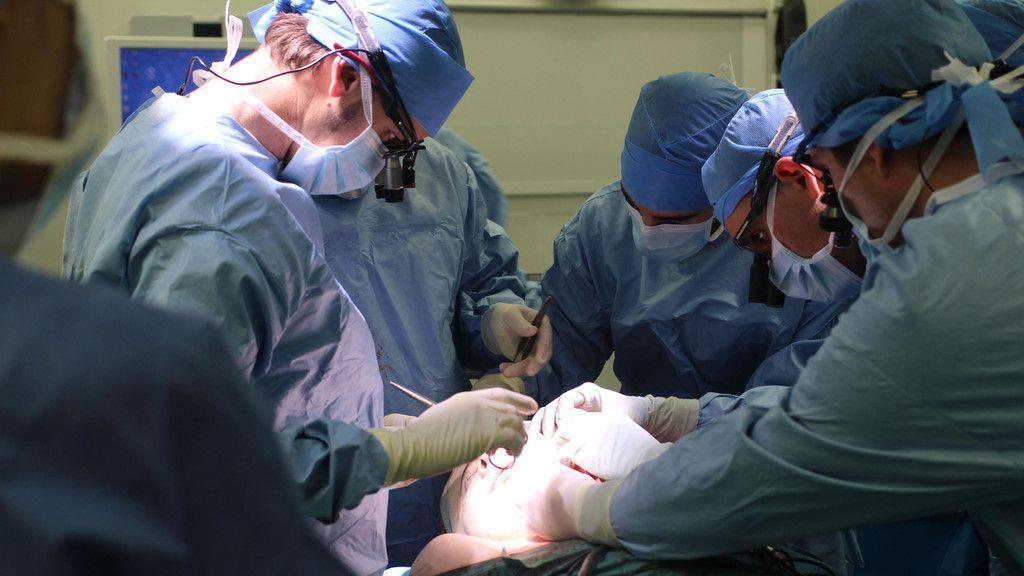 Gesichtstransplantation: Bilder der OP und des Patienten