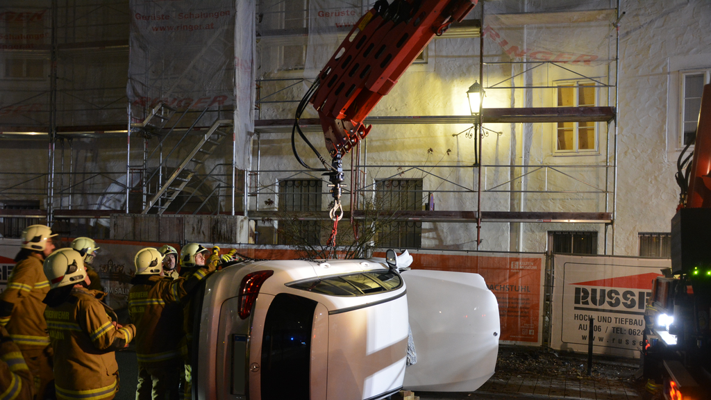 Pkw kippt bei Crash in Halleiner Altstadt um