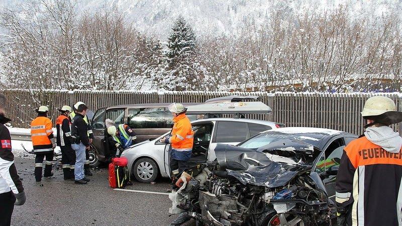 Fünf Verletzte nach Crash auf B20