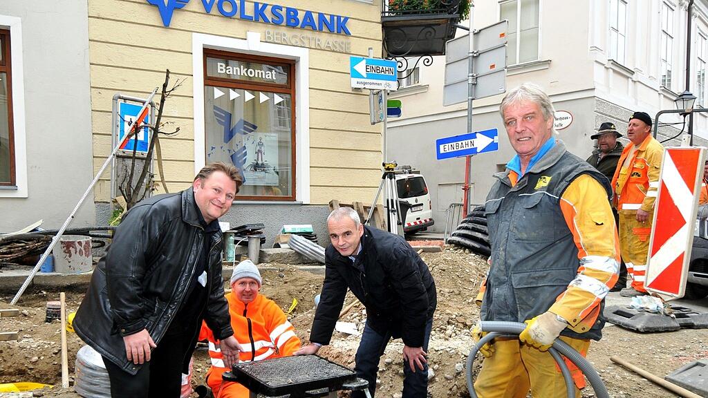 oller-Beauftragter Christian Morgner,Andreas Hobel (Salzburg AG), Alexander Kerschbaumer (Siemens) und und Hans Gfrerer (Alpine) am Standort Bergstraße.