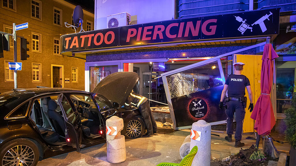 Lehen: Auto kracht in Tattoo-Studio