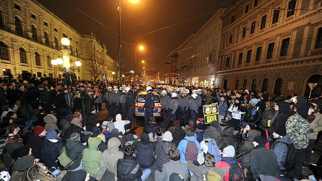 Sobotka fordert einen größeren Abstand zwischen Demos und deren Gegenveranstaltungen.
