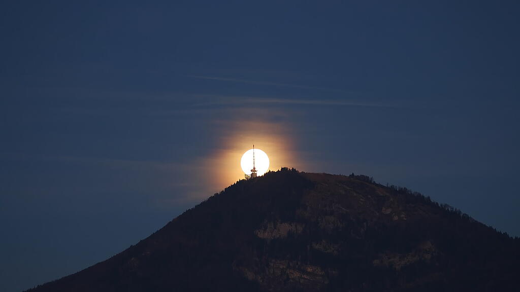 Supermond über Salzburg