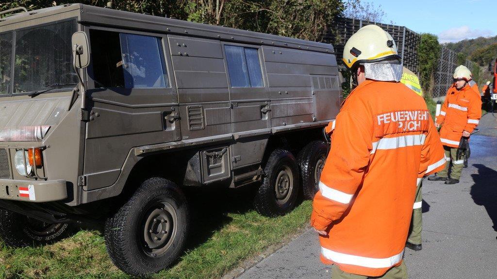 Bundesheer-Fahrzeug fängt auf A10 Feuer