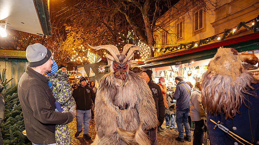 Alt Gnigler Krampusse beim Weihnachtsmarkt am Mirabellplatz