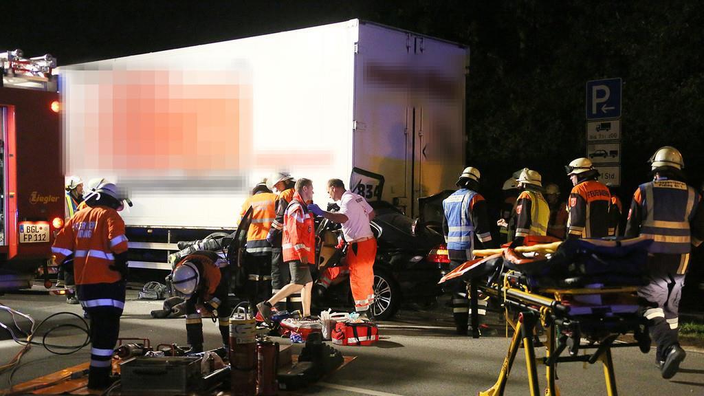 Piding: 20-Jähriger kracht alkoholisiert mit Pkw in Sattelzug