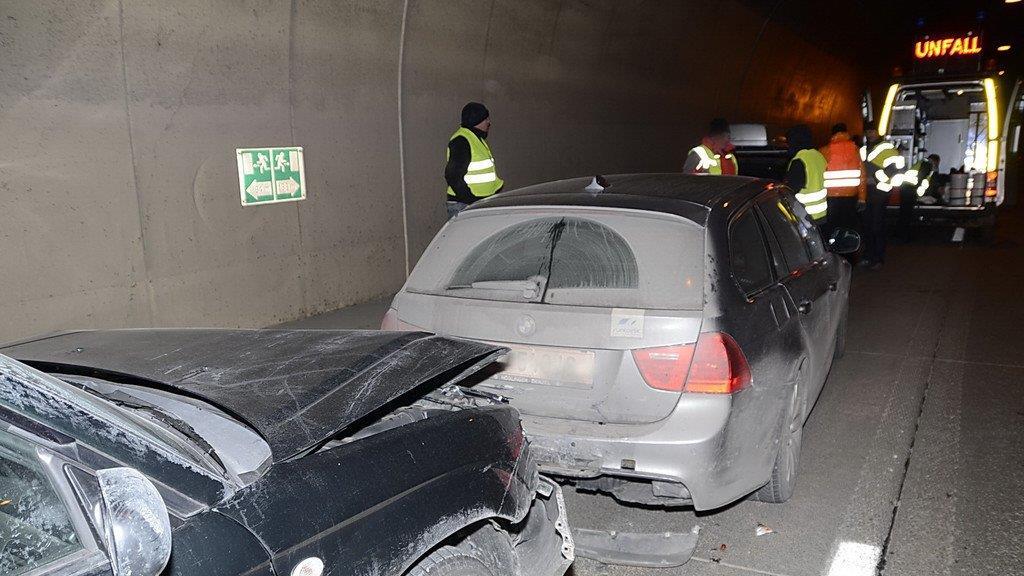 Massenkarambolage im Hieflertunnel