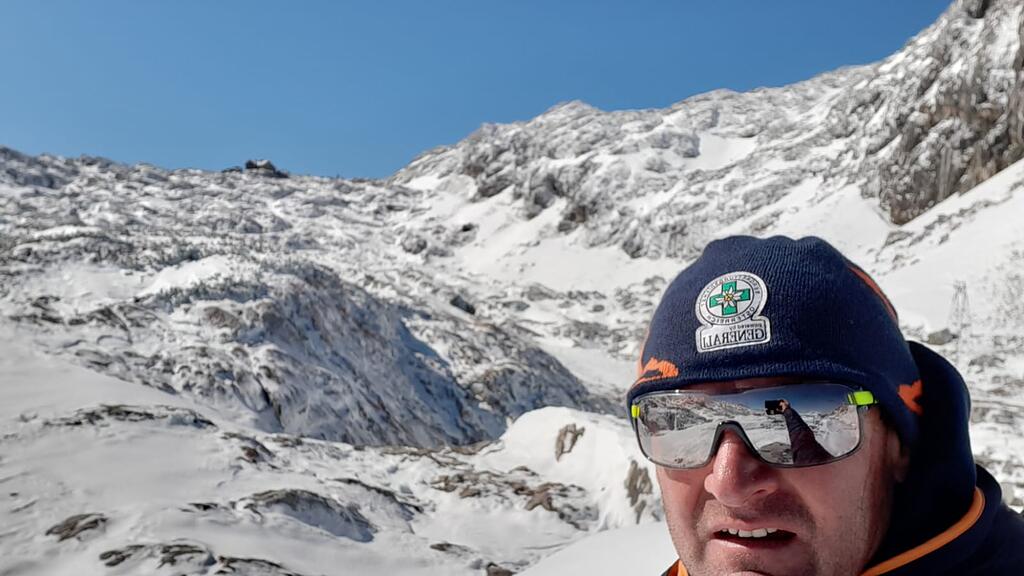 Wanderer von Neuschnee überrascht