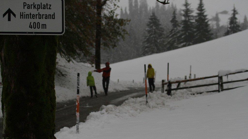 Wintereinbruch - Höher gelegene Straßen sind eingeschneit