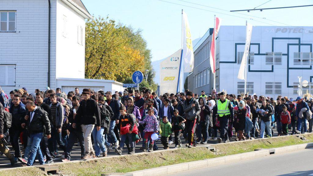 Flüchtlinge marschieren zu Grenze
