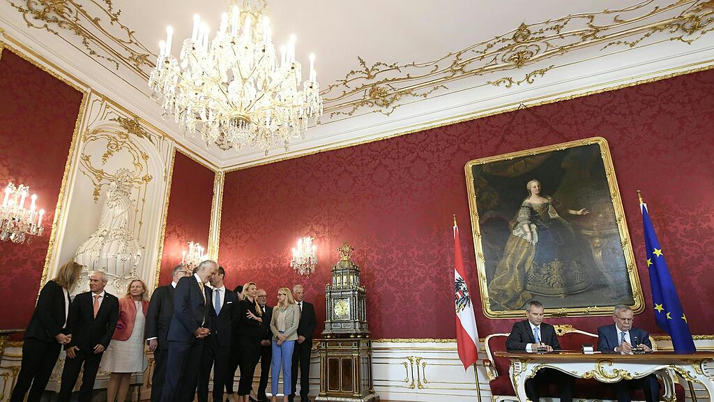 AMTSENTHEBUNG DER REGIERUNG DURCH DEN BUNDESPR\u00c4SIDENTEN