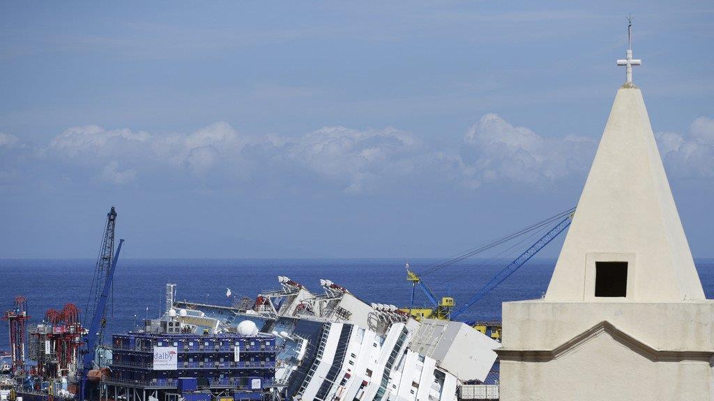 Wrack der Costa Concordia ist aufgerichtet