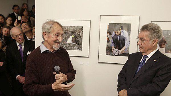 Martin Karplus und Heinz Fischer bei einer Ausstellungseröffnung