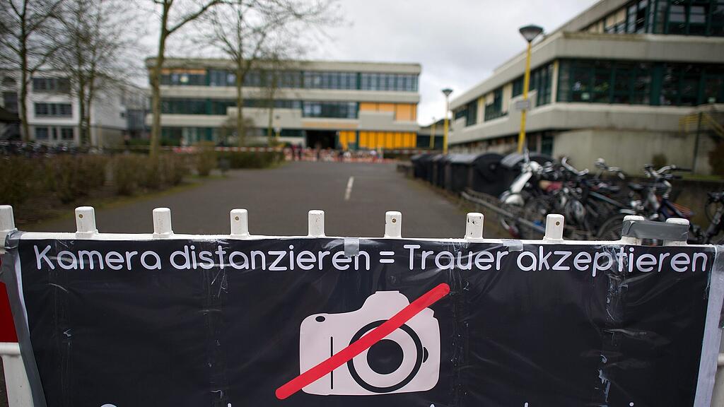 Kameras sind beim Joseph-König-Gymnasium nicht erwünscht. Von dieser Schule kamen 16 Schüler und zwei Lehrerinnen beim dem Flugzeugabsturz ums Leben.