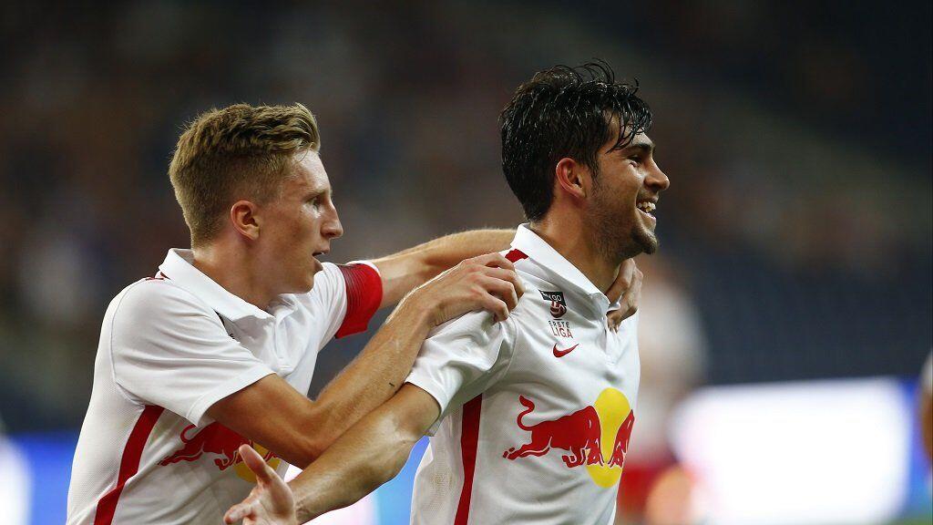 Wiesinger (li.) und Pedro bejubeln den 5:3-Sieg von Liefering gegen Austria Salzburg.