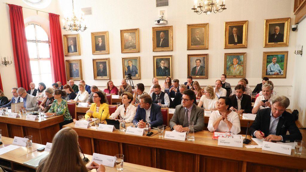 Salzburgs Regierungsmitglieder stellen sich Hearing