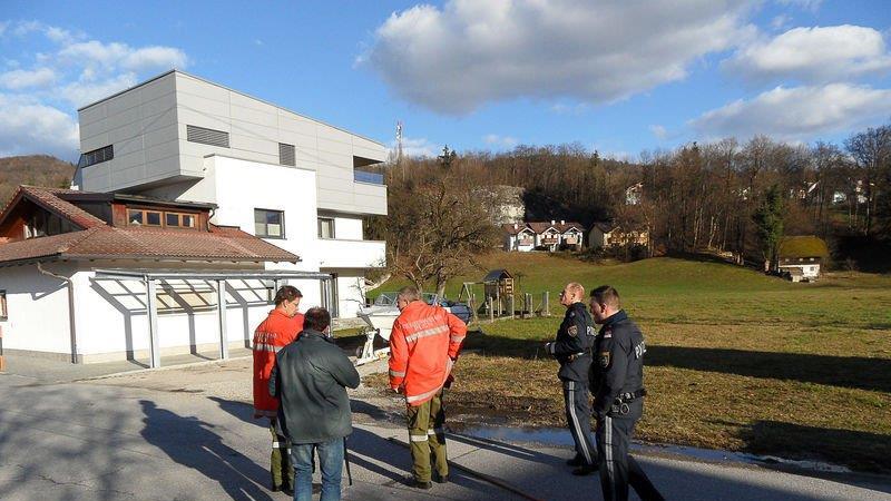 Wetterballon in Stromleitung