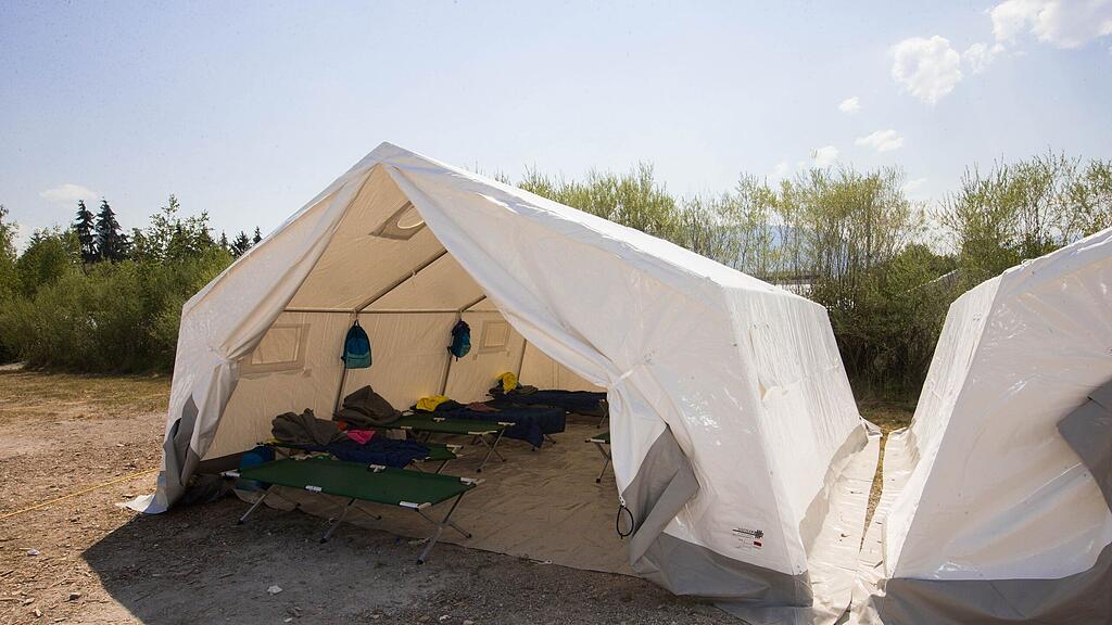 Flüchtlingszelte in der Schwarzenbergkaserne in Wals.