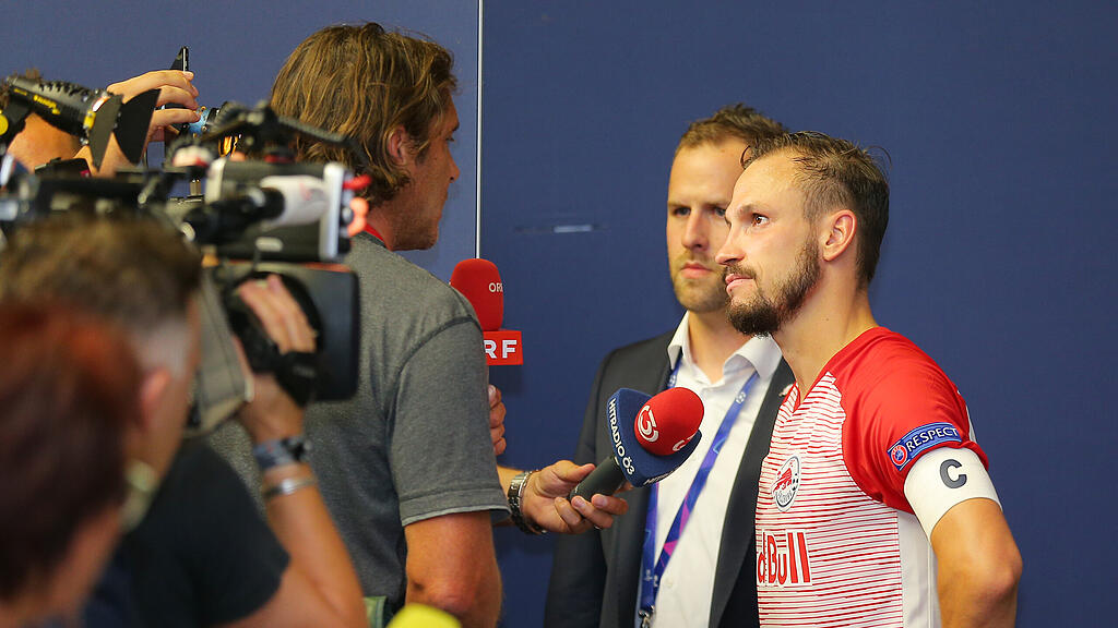 Kapitän Andreas Ulmer beim Interview nach dem Spiel.