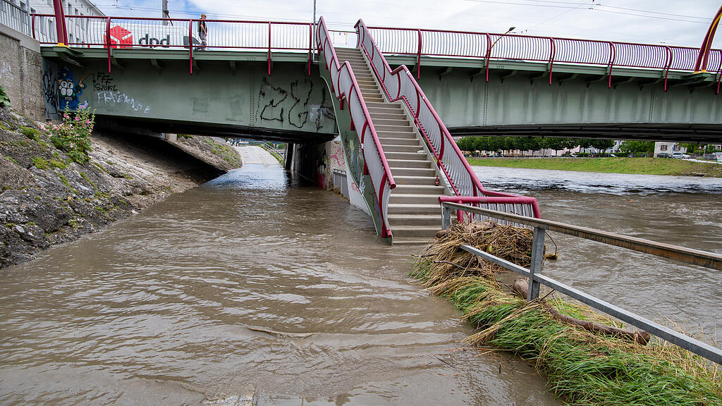 Lehener Br\u00fccke, Unterf\u00fchrung gesperrt, Hochwasser,