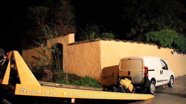 Fahrer flüchtet nach Unfall
