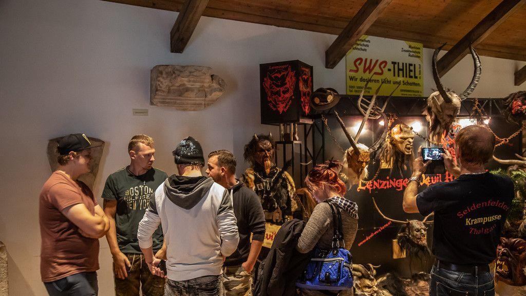 Bilder der Maskenausstellung