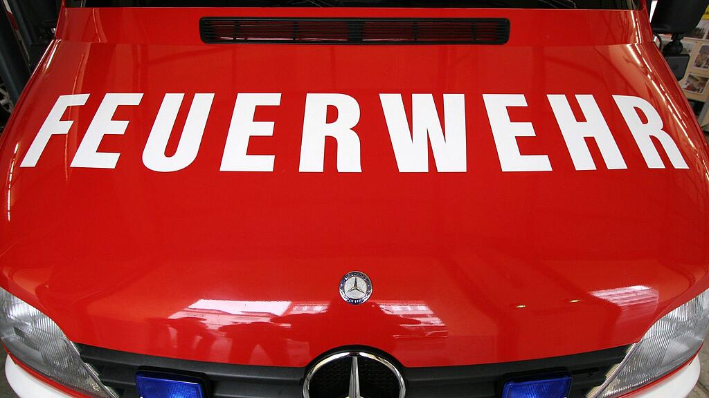 Die Feuerwehr zog den Pkw aus dem Wasser.